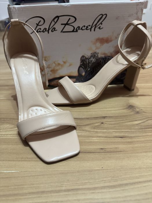 Елегантни дамски бежови обувки на ток