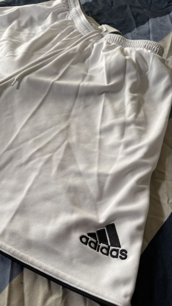 Pantaloni scurti Adidas marimea L