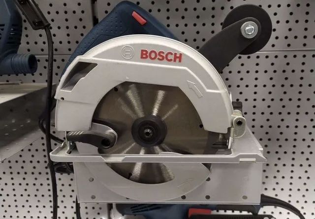 Дисковая ручная пила (циркулярка, пчёлка) BOSCH GKS 600 pro