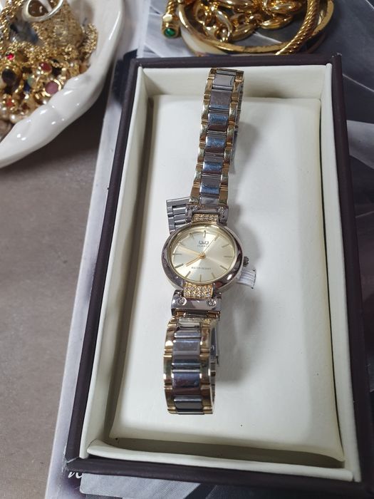 Часовник Q&Q ефектен