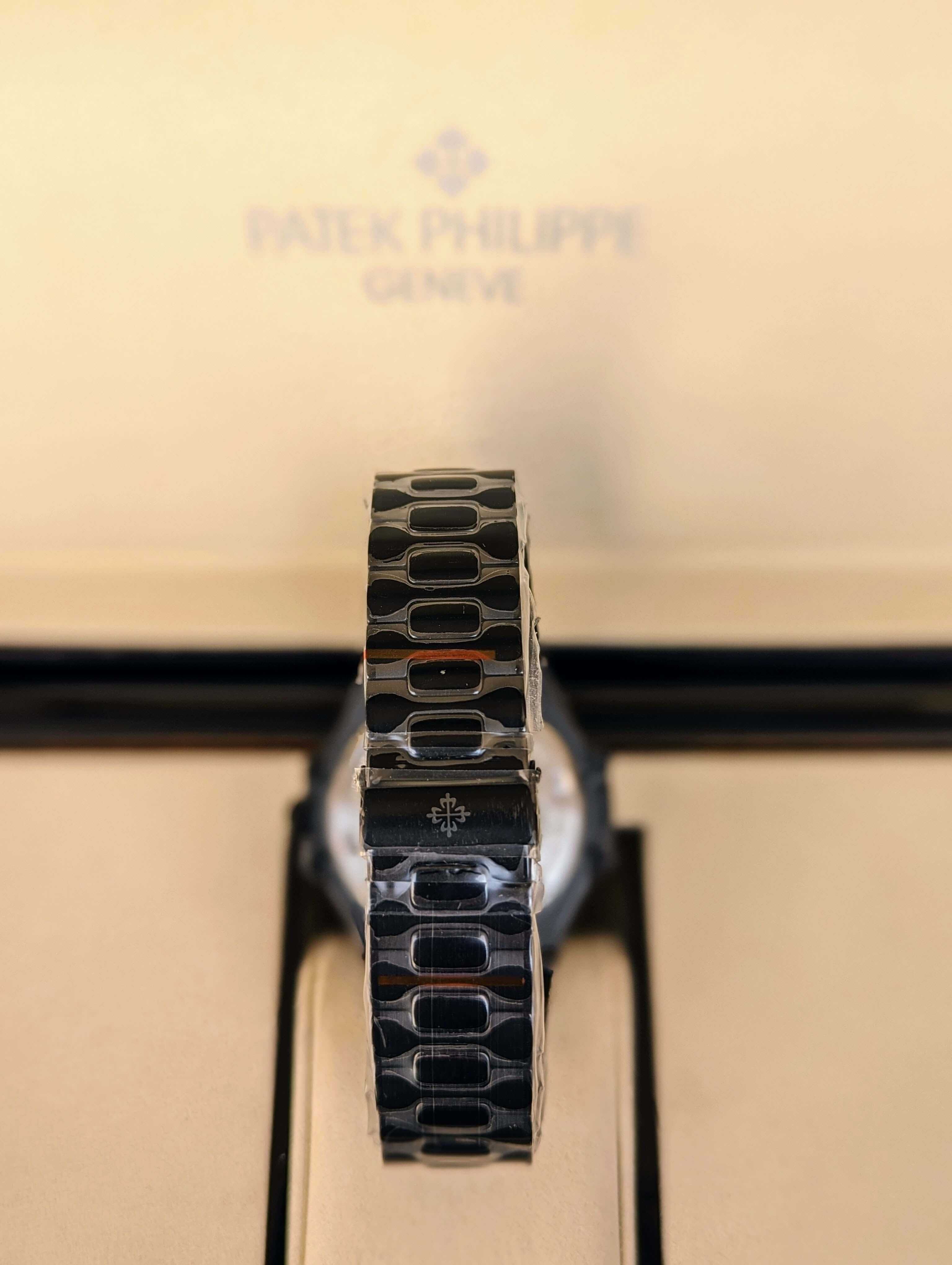 Patek Philippe Nautilus Perpetual Calendar cu mecanism automat