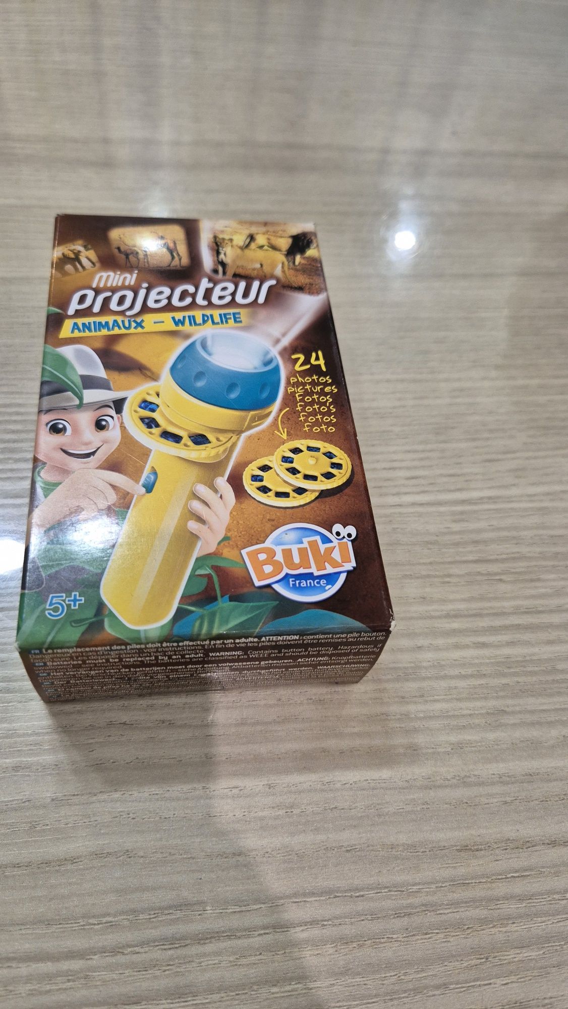 Различни играчки: гира, карти с футболисти, морски шах, лог.игра,проек