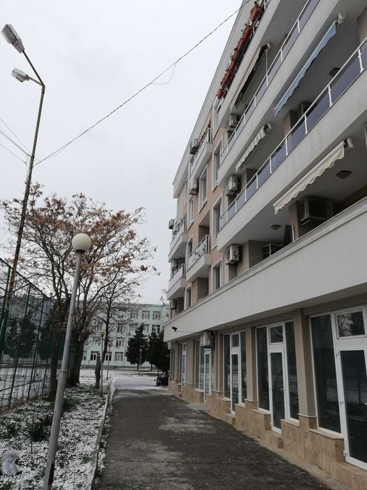 Отдавам под наем 77кв м  в стария град ,обзаведен двустаен,целогодишно