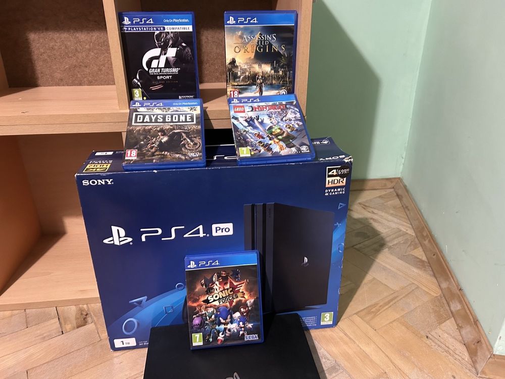 PS 4 с 2 джойстика и 4 игри