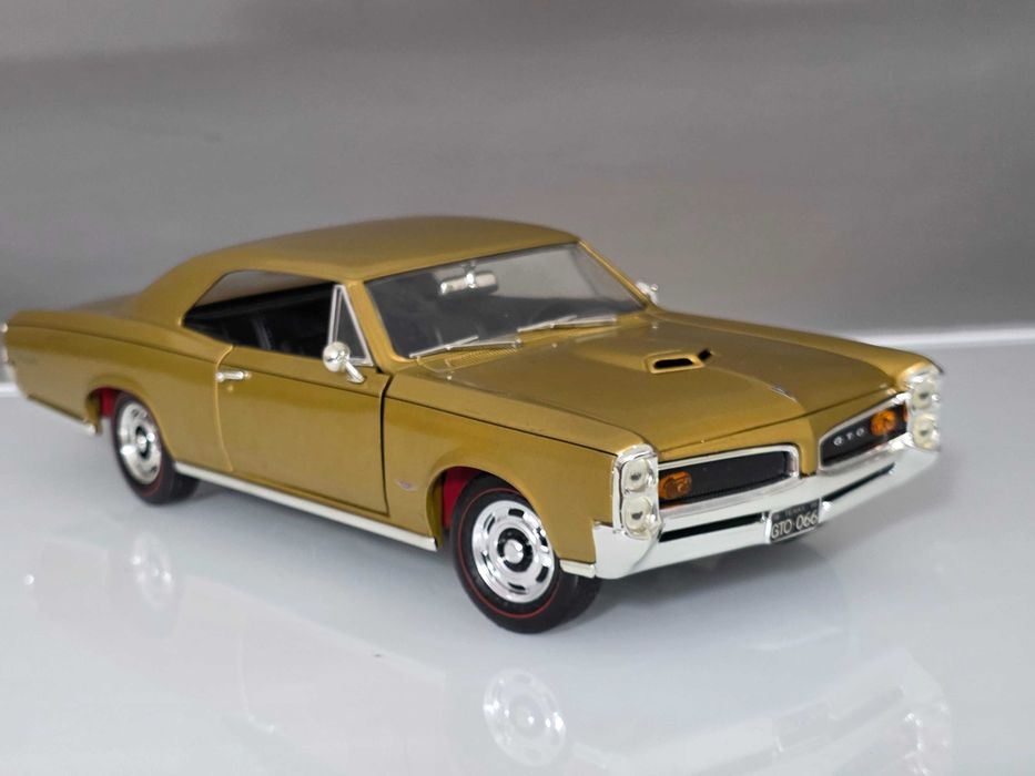 Macheta Auto 1/18 ERTL 1966 Pontiac GTO Gold