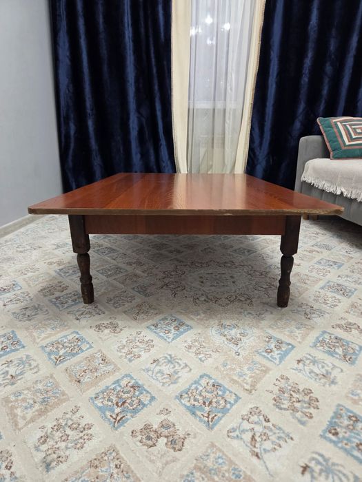 В продаже обеденные столы