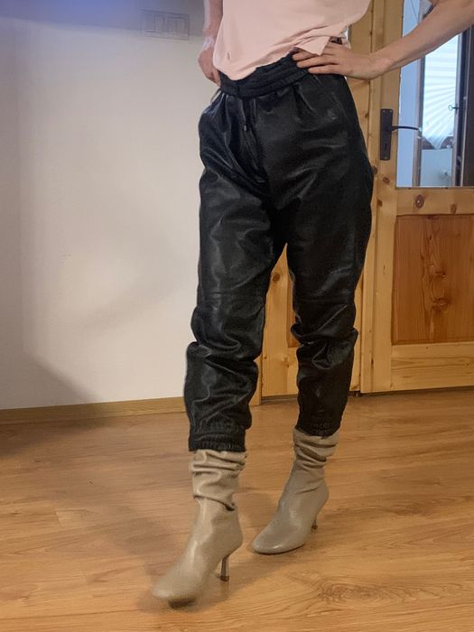 Pantaloni de piele