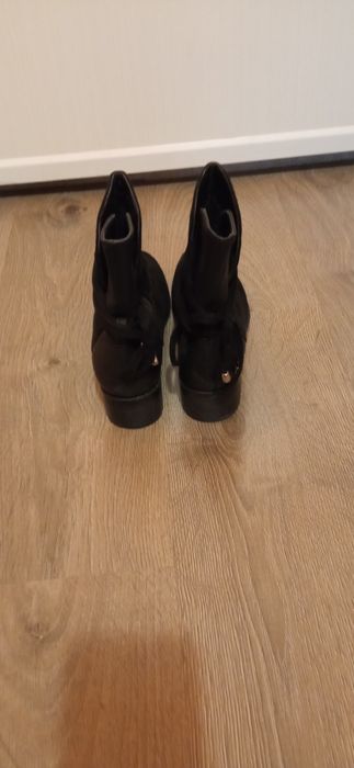 Дамски боти 2 чифта по 10 лева всеки чифт