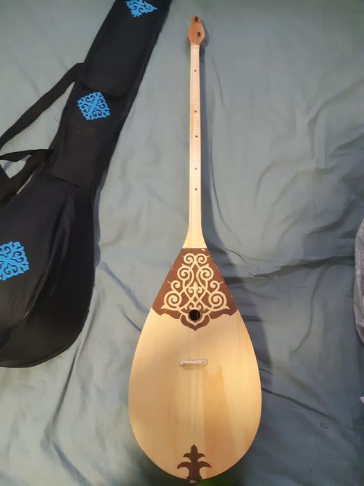 Продам домбыра новая с чехлом