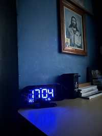 Ceas de birou cu proieftor pe perete și termometru