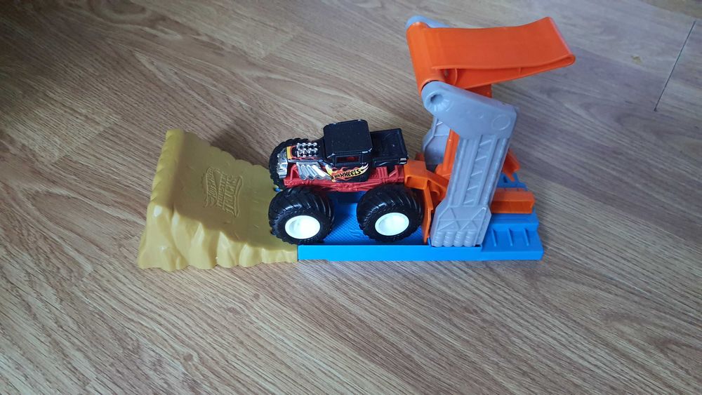 Hot wheels lansator monster truck