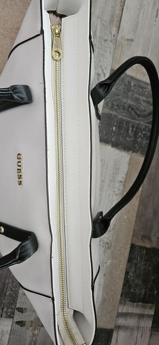 Оригинална чанта на Guess
