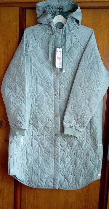 Ново, необличано  дамско олекотено яке. Цвят МЕНТА.