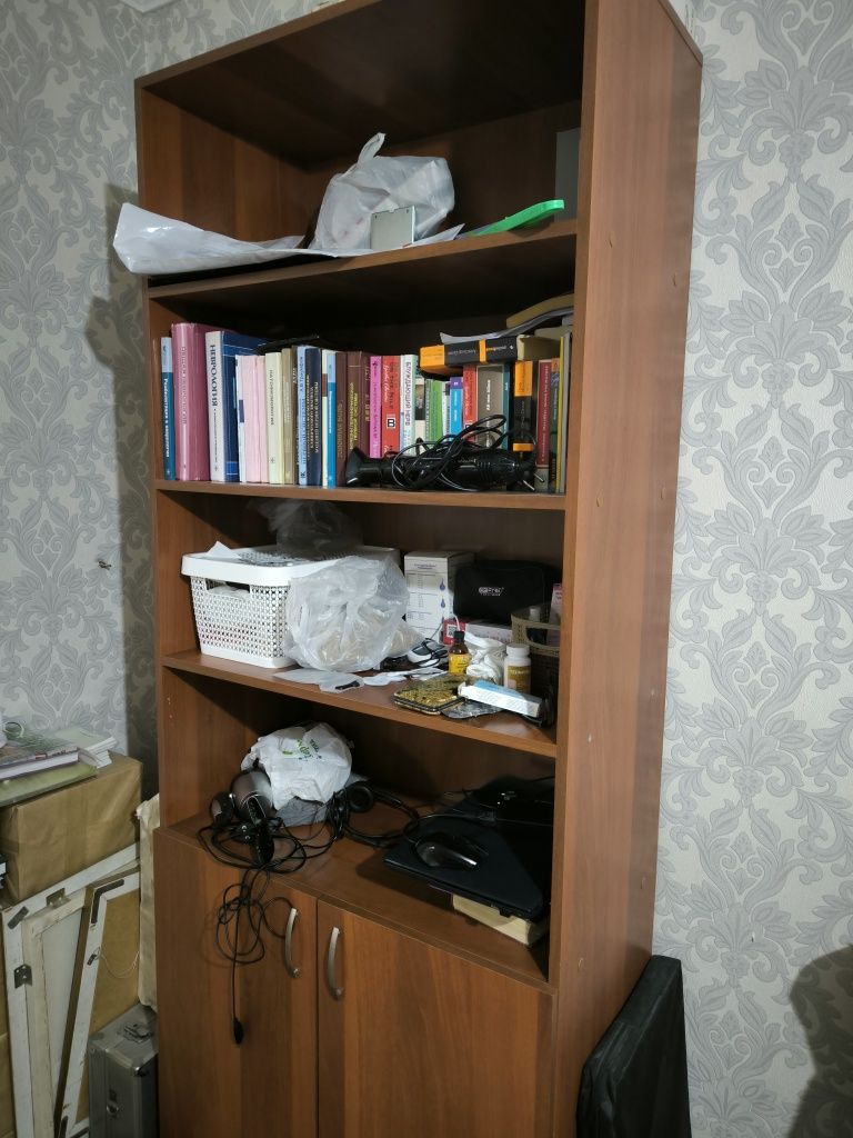 Книжный шкаф в идеальном состоянии