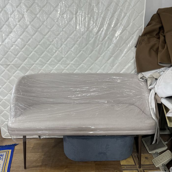 Диван новый на длинных ножках