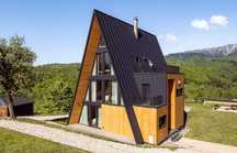 Cabana stil A Frame, casa, foisoare si terase din structura de lemn