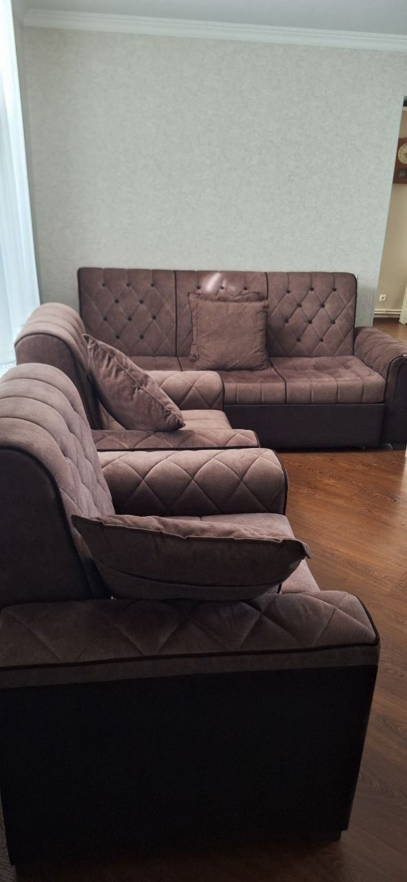 Продам диван с 2 креслами +чехлы и 4 подушки.