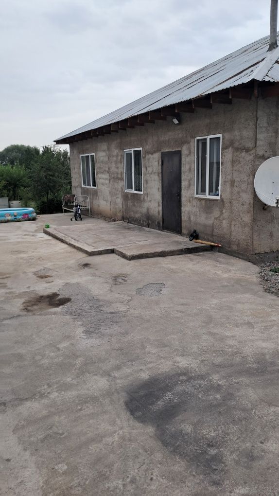 Дом в Коктебе 2 в хорошем месте 8сот 5комнат,кухня,зал,3спальни,баня