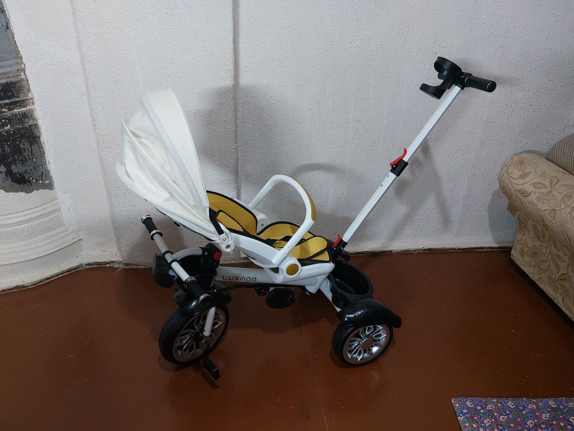Velokalyaska yangi. Luxmom brendiga tegishli.