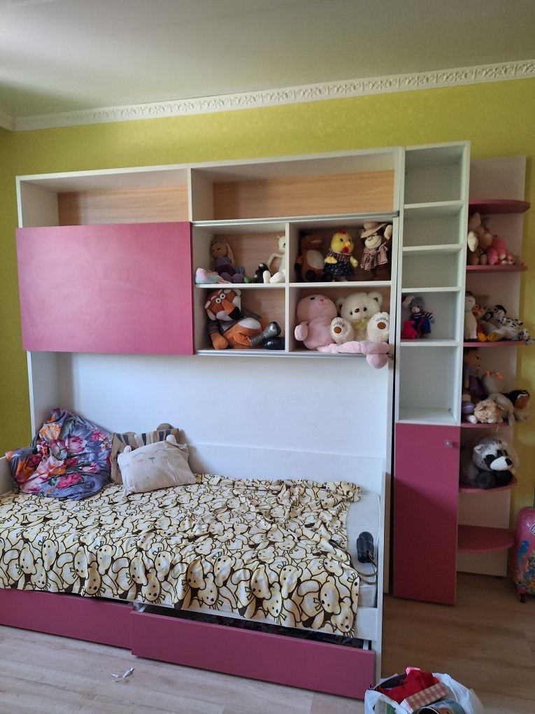 Продам гарнитур в детскую