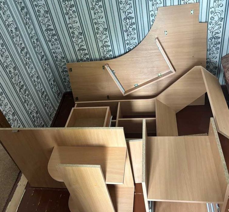 Продается компьютерный стол б\у