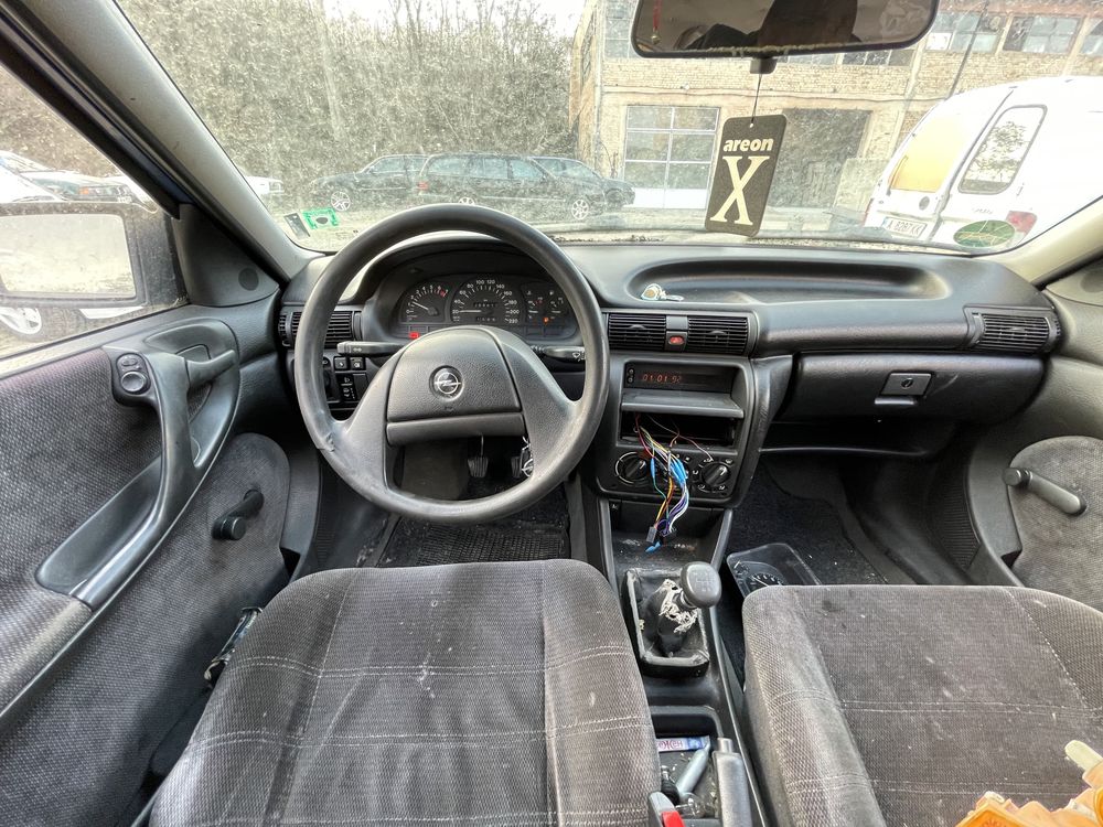 Opel Astra 1.8 90кс 1994 На Части