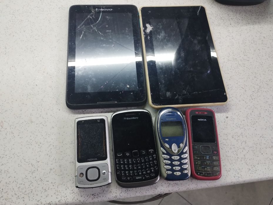 Продавам стари телефони и таблети