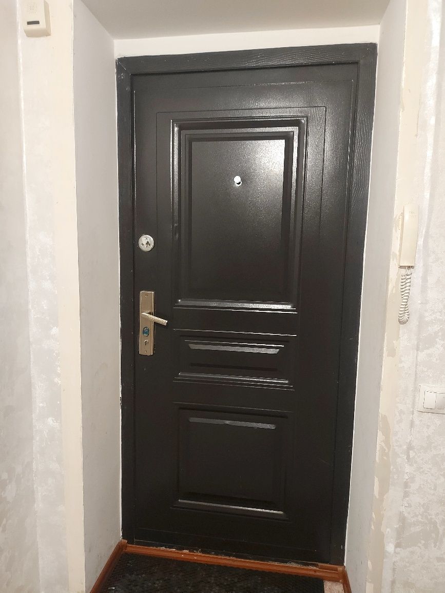 Продам входную дверь