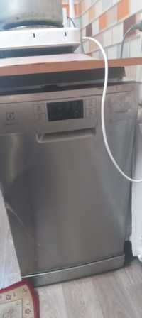 Продам хорошию посудомоючную машину фирмы електролюкс!