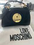 Топ ! Рядка чанта на Love moschino