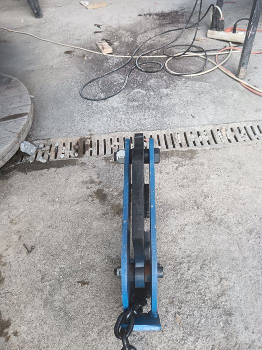 Clesti pentru tuburi de beton