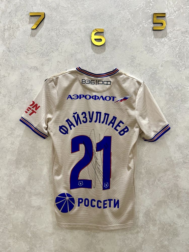 Оригинал форма с автографом Аббос Файзуллаев