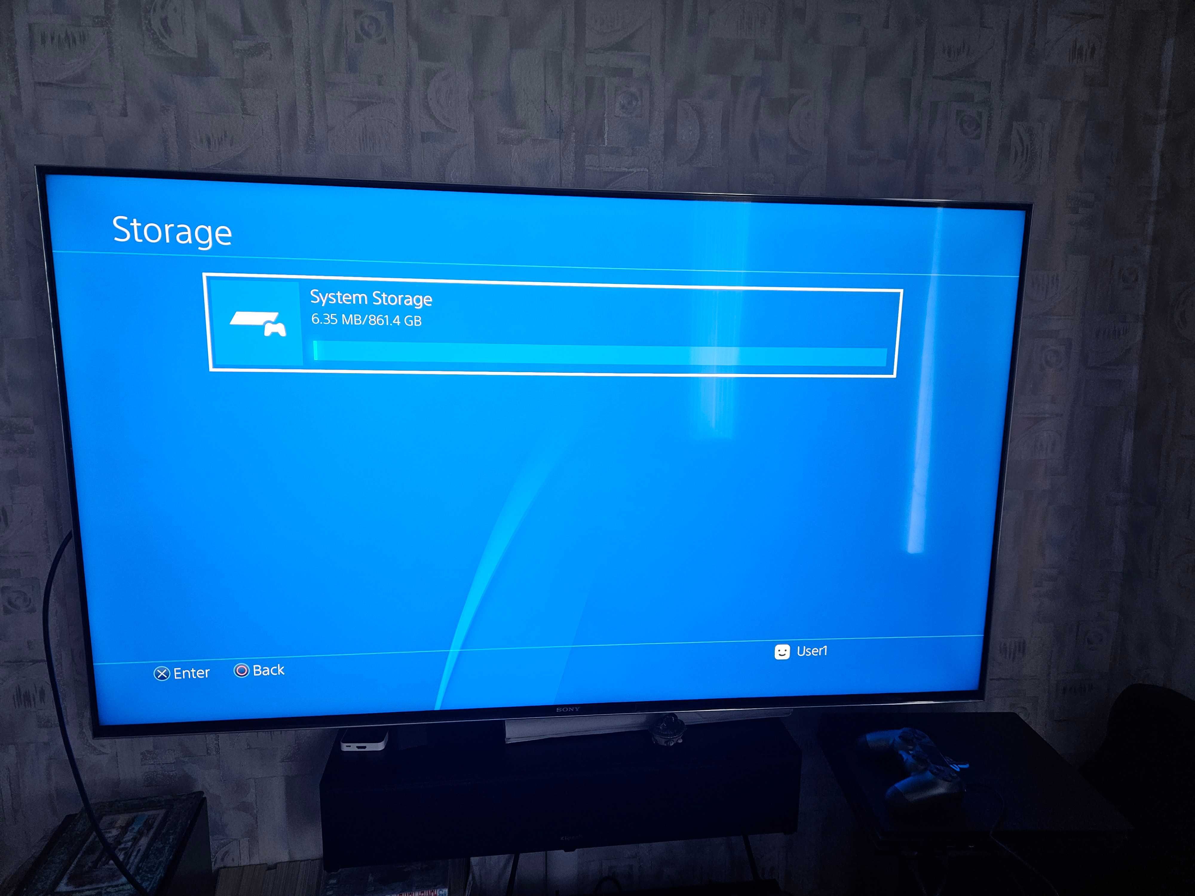 PS4 PRO + 2 Dualshock Controllers