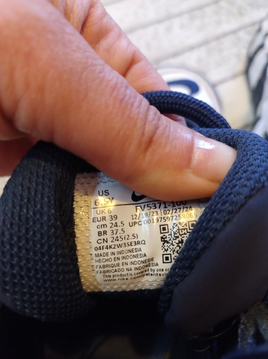 Маратонки Nike 39 номер