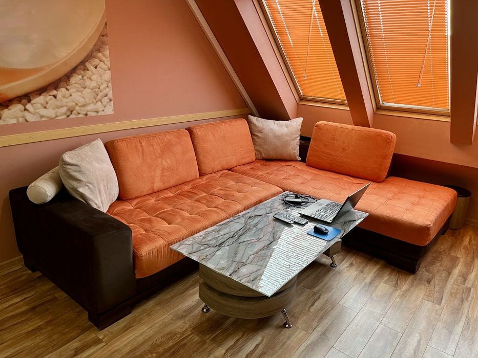 Ъглов диван в плюшена тапицерия