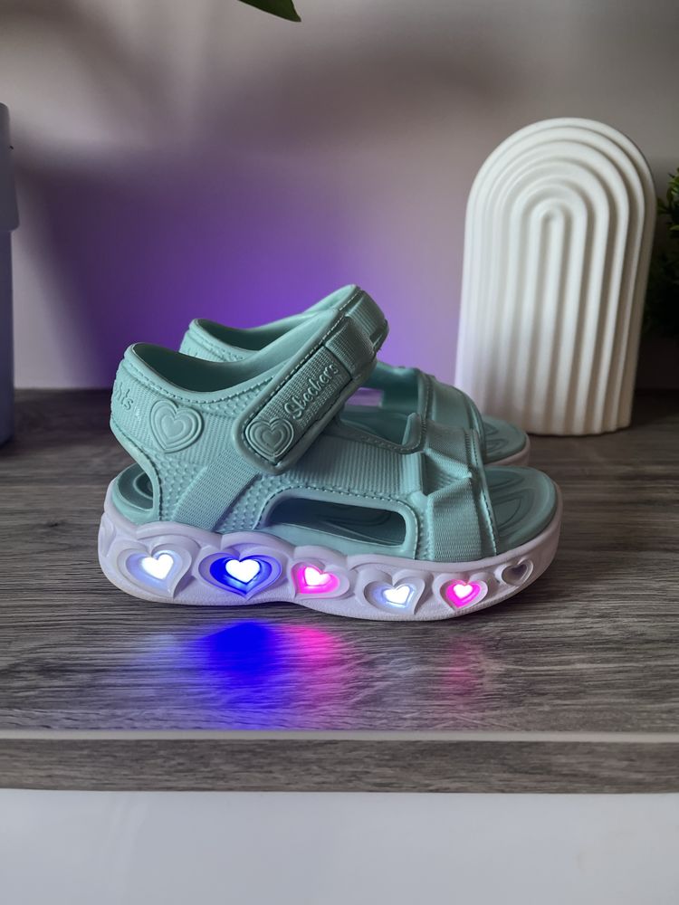 Чисто нови детски сандали Skechers