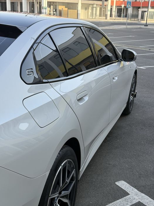 BMW i5 35L v nalichii