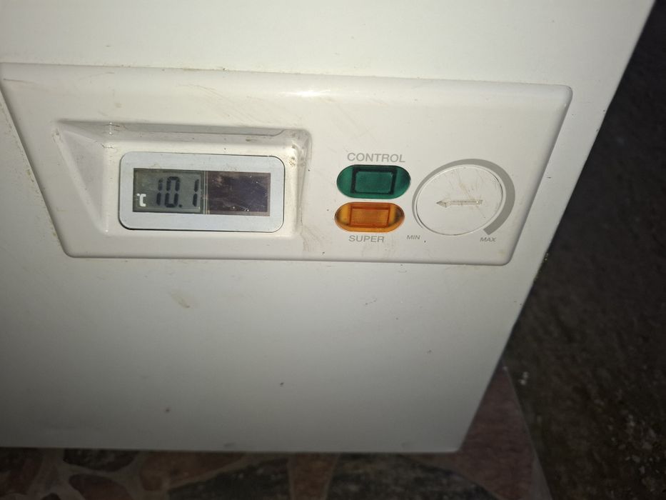 Продавам 2 фризера и радиатор