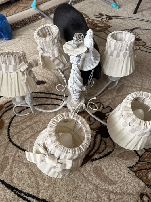 Продам люстру, плафоны тканевые, 5 рожков, нужно обеспылить.