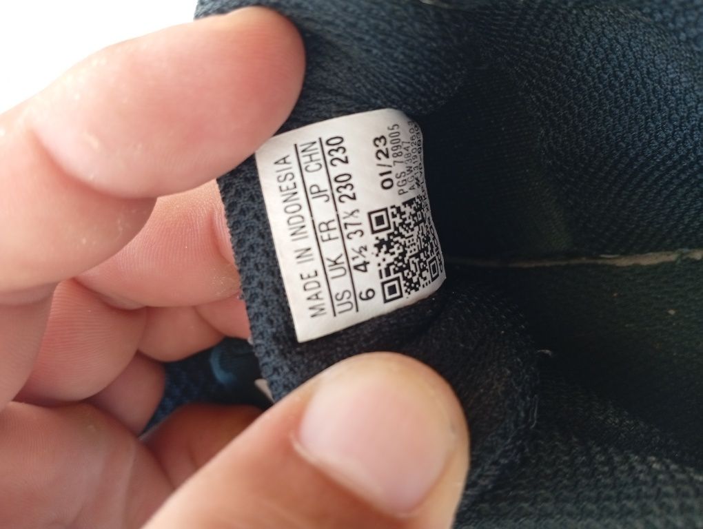 Маратонки Adidas с мека подметка!