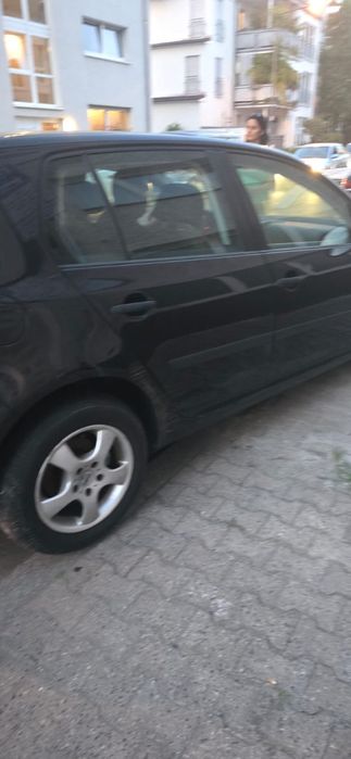 Vând 2 golfuri 5,pachet gti bkd, celălalt benzinar 1.4