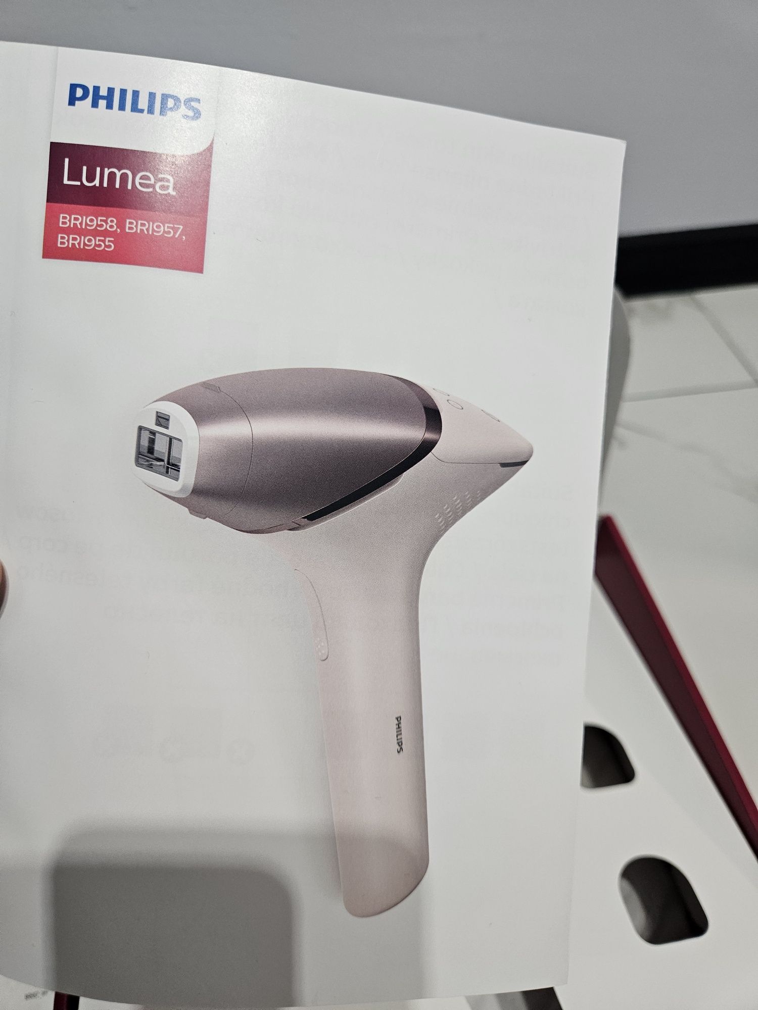 Фотоепилатор Philips Lumea 9000