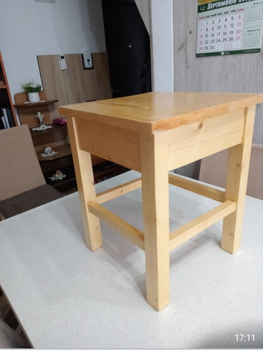 Set 4 tabureti din lemn de brad lacuit