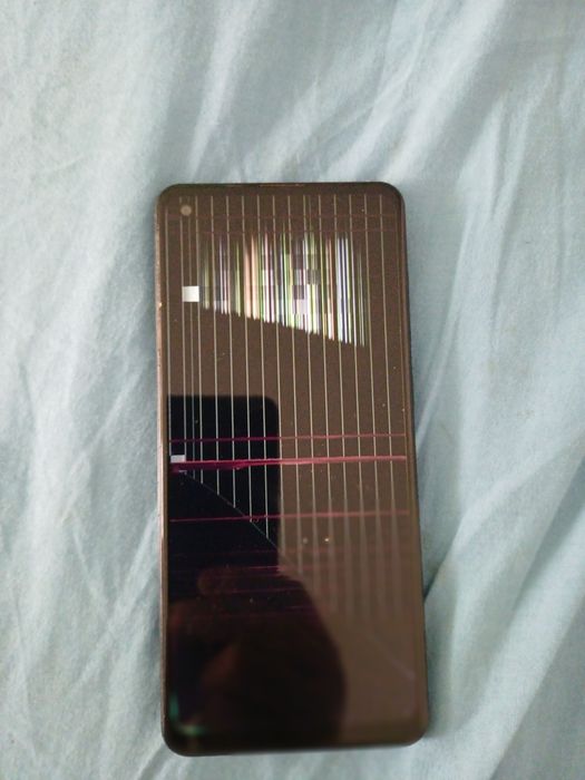 Telefon  Samsung A21S cu displayul spart. Vibreaza, porneste.