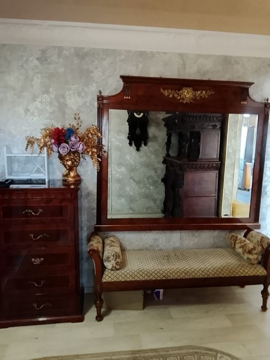 Комплект прихожая в отличном состоянии . Отделка бронза латунь.дерево