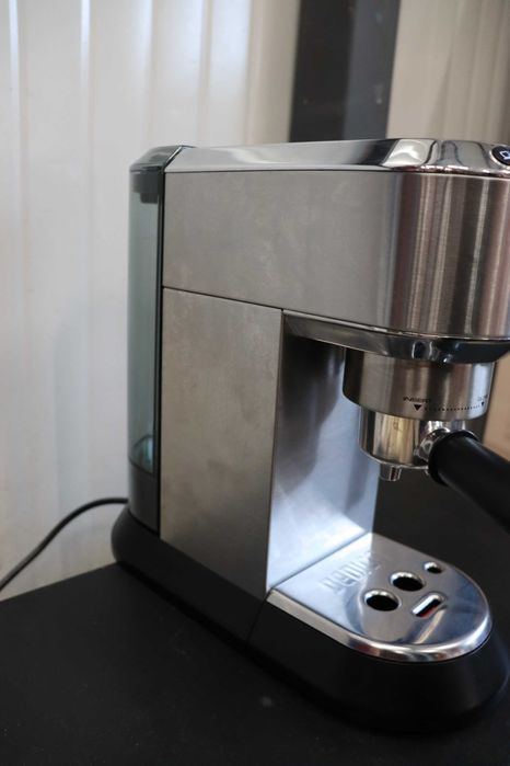 Кафемашина DeLonghi EC685.M DEDICA с една цедка