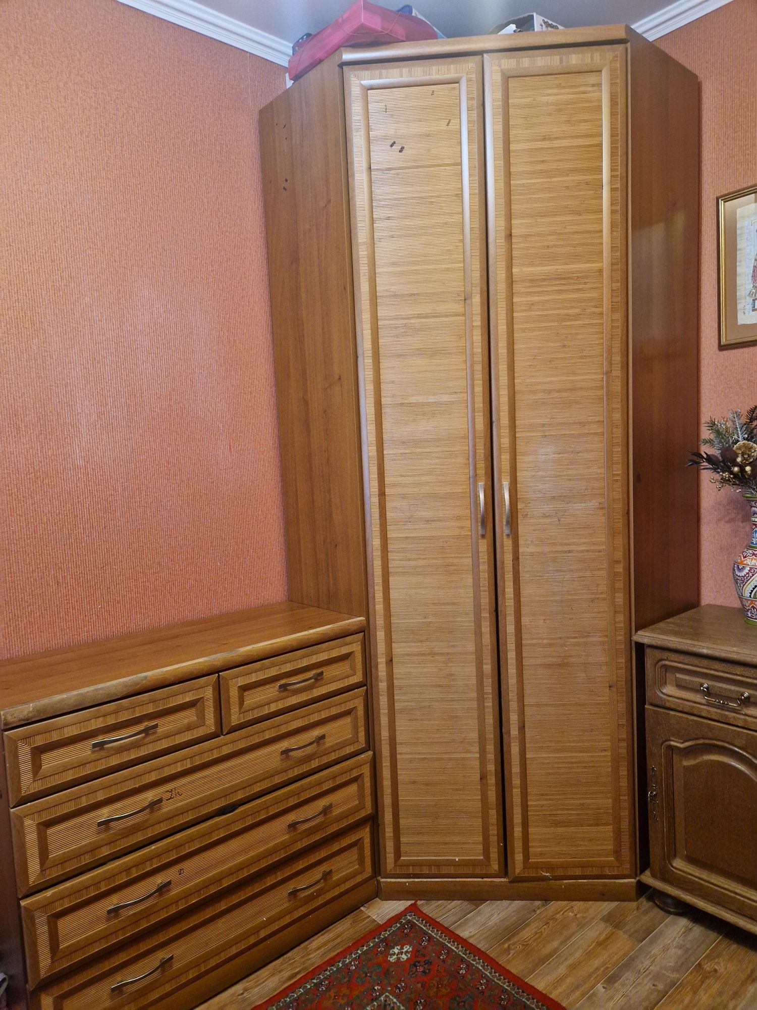 Продам шкаф угловой с комодом