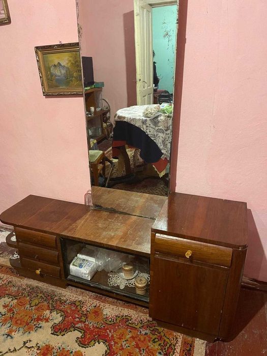 Mobilă vintage din lemn masiv