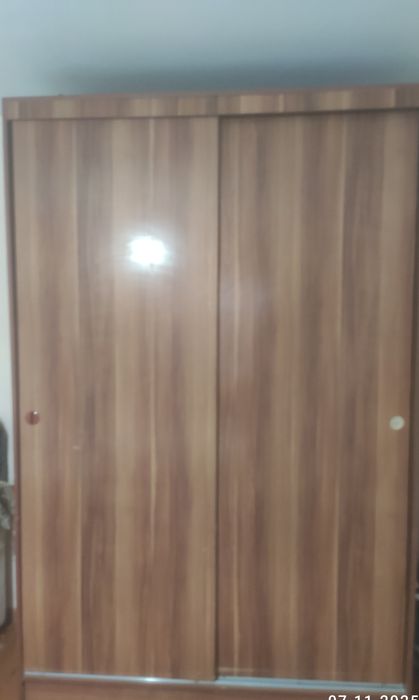 Шкаф-купе большой, вместительный.