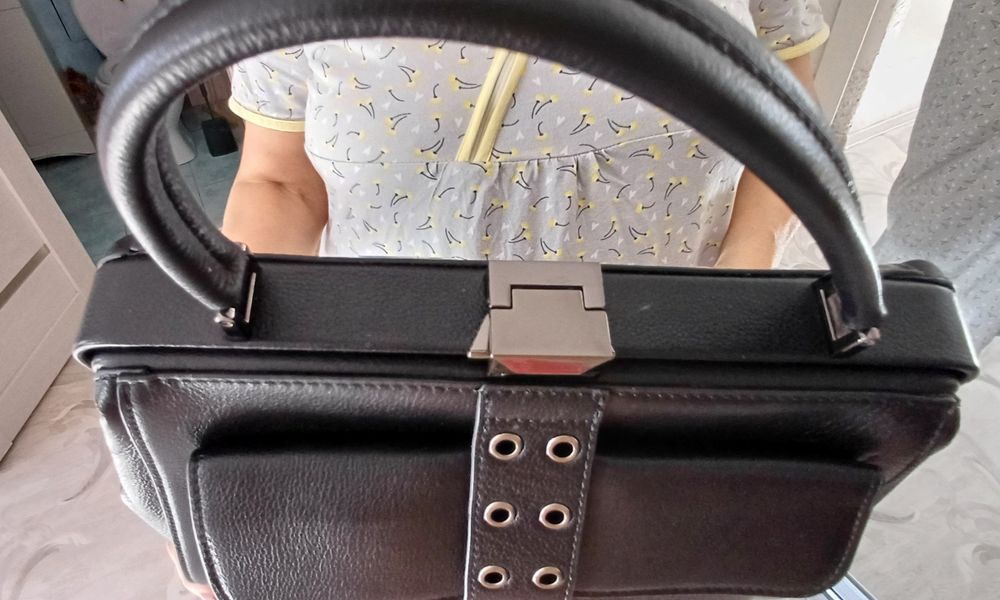 Продам брендовую кожаную сумку